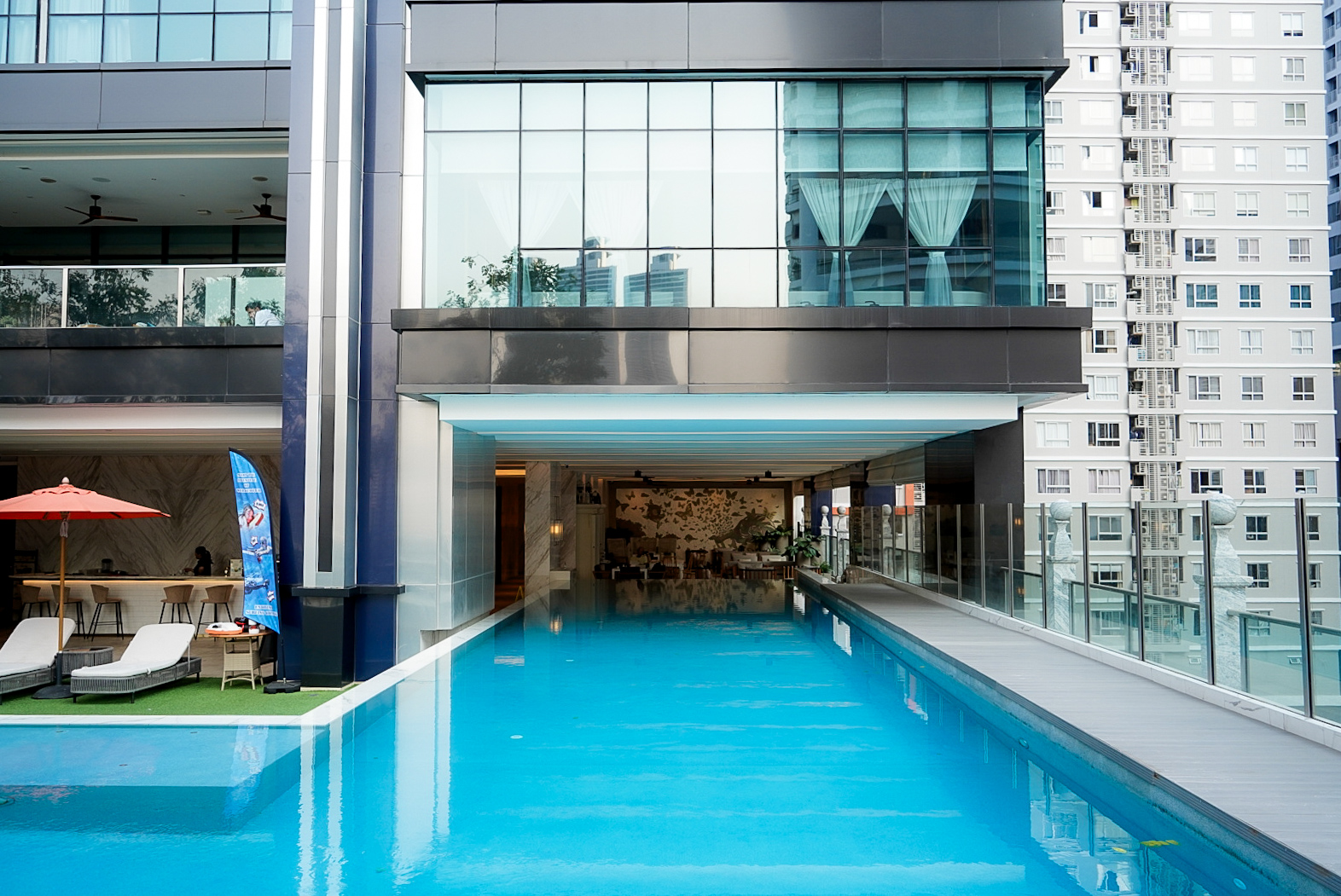 silq-hotel-swimming-pool